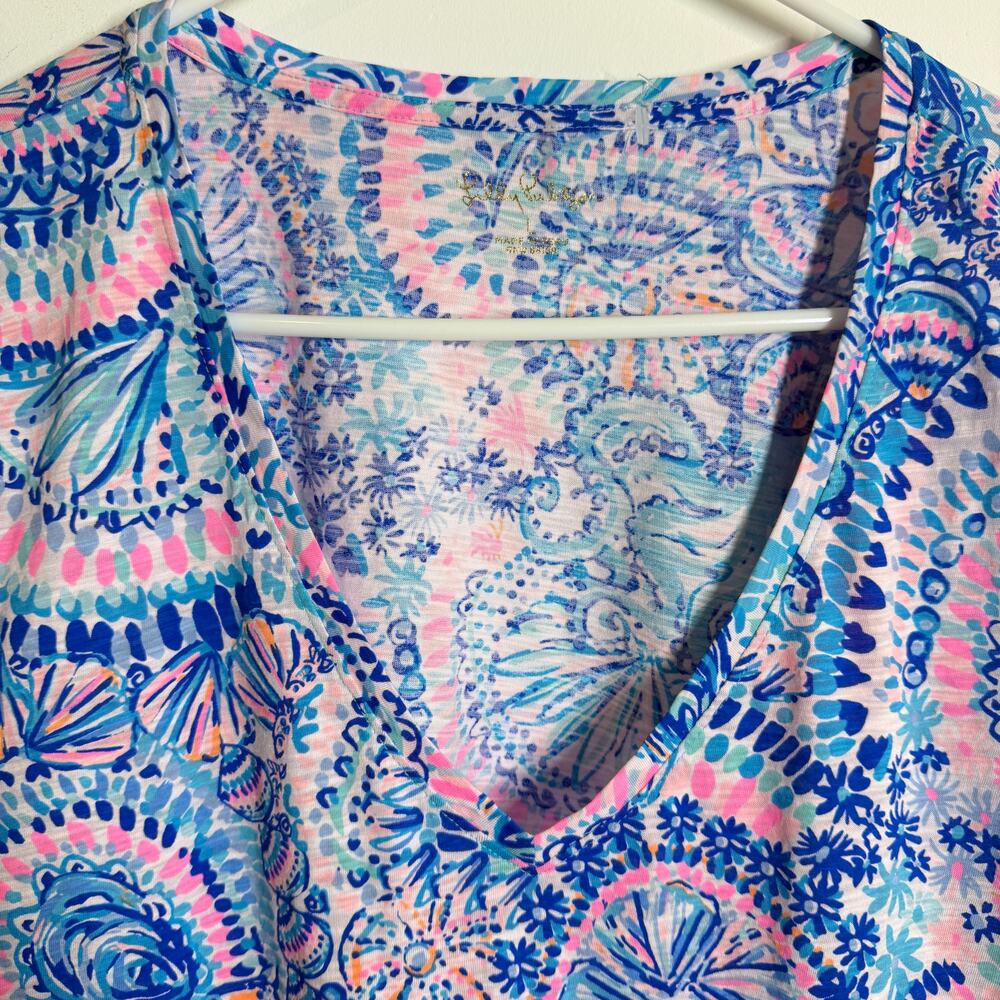 Lilly Pulitzer Etta V-Neck Tee Blue Grotto turtle print size L NWT coastal top - Picture 7 of 11